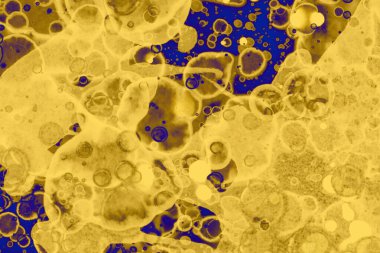 Soyut mavi sarı arka plan. Lekeler ve kabarcıklar. Alkol mürekkebi sanatı. Sembol.