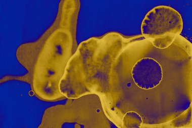 Soyut mavi sarı arka plan. Lekeler ve kabarcıklar. Alkol mürekkebi sanatı. Sembol.