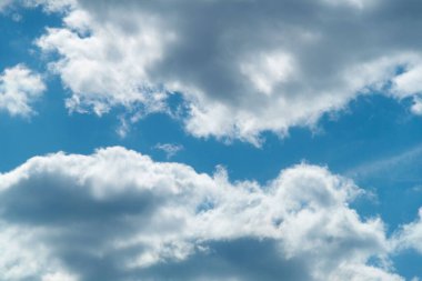 Güneşli bir günde mavi gökyüzünde bulutlar. Güneşli gökyüzü arkaplanı