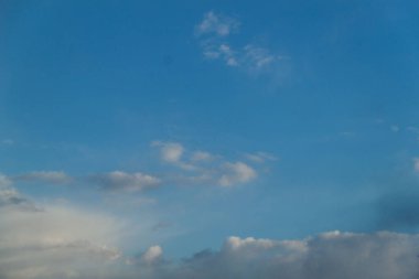 Güneşli bir günde mavi gökyüzünde bulutlar. Güneşli gökyüzü arkaplanı