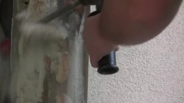 Bir delgiyle duvarı sökmek. Onarım ve bitirme. Bir kaya matkabı deliği açar. Yüksek kaliteli FullHD görüntüler