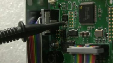 Tahtadaki bir testçiye dokun. Teşhis servisi merkezi. Onarım ve bakım. Elektronik aletler bozuk. Yüksek kaliteli FullHD görüntüler