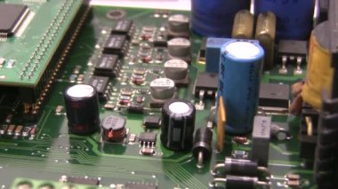 Tahtadaki bir testçiye dokun. Teşhis servisi merkezi. Onarım ve bakım. Elektronik aletler bozuk. Yüksek kaliteli FullHD görüntüler