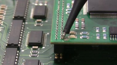 Tahtadaki bir testçiye dokun. Teşhis servisi merkezi. Onarım ve bakım. Elektronik aletler bozuk. Yüksek kaliteli FullHD görüntüler