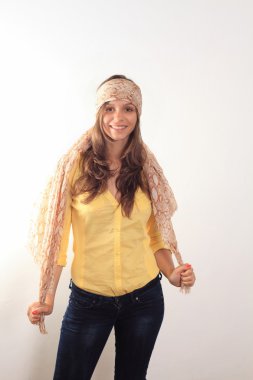 güzel genç gülümseyen kadın eşarp hippi ile