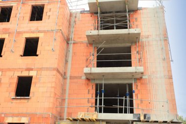 Konut yapım aşamasında kırmızı tuğla bina