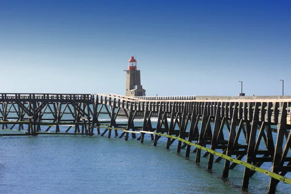 Wooden pier and lighthouse of the port of camps in normandy france — Stock Photo, Image