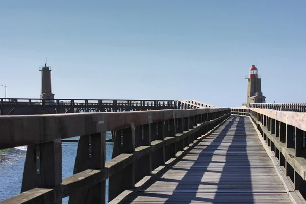 木製の桟橋およびノルマンディーのキャンプの港の灯台フランス — ストック写真