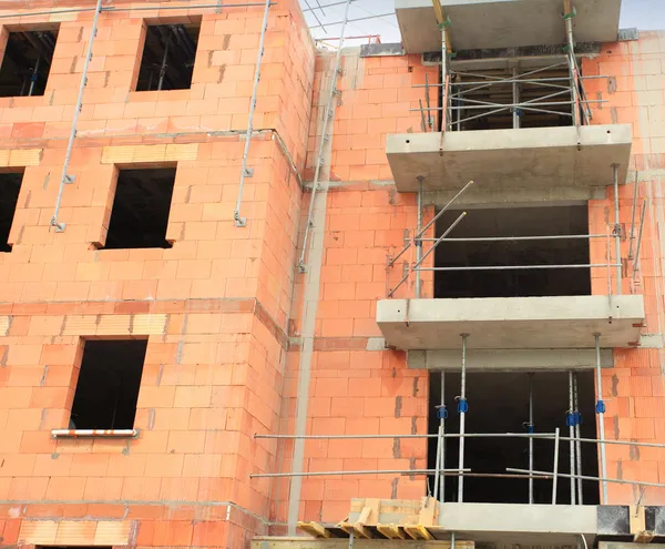 Residential building under construction in red brick — Stock Photo, Image