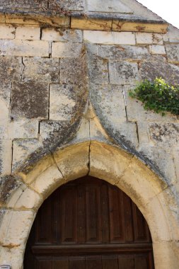 eski bir taş ev kapısı