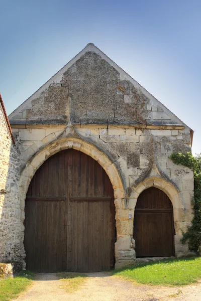 Puerta de una antigua casa de piedra —  Fotos de Stock