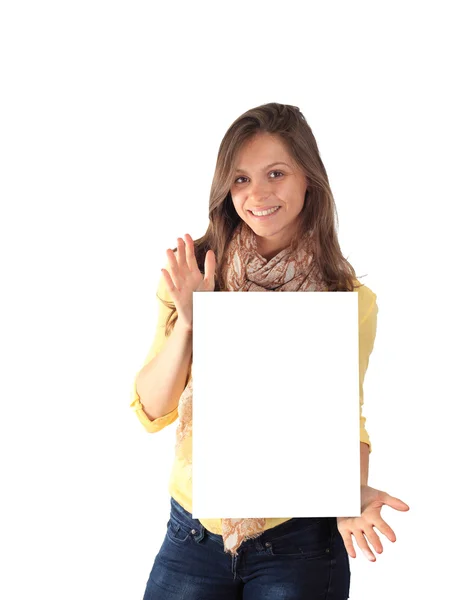 Retrato de una joven feliz sosteniendo un cartel en blanco sobre w — Foto de Stock