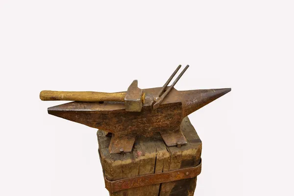 Наковальня молоток и плоскогубцы кузнеца — стоковое фото