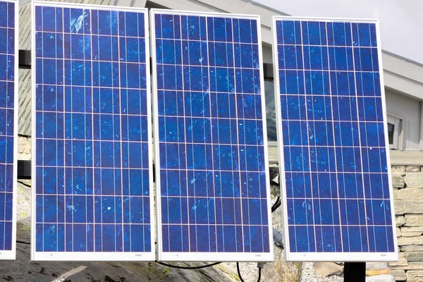 Photovoltaik-Sonnenkollektoren auf dem Berg in Norwegen — Stockfoto