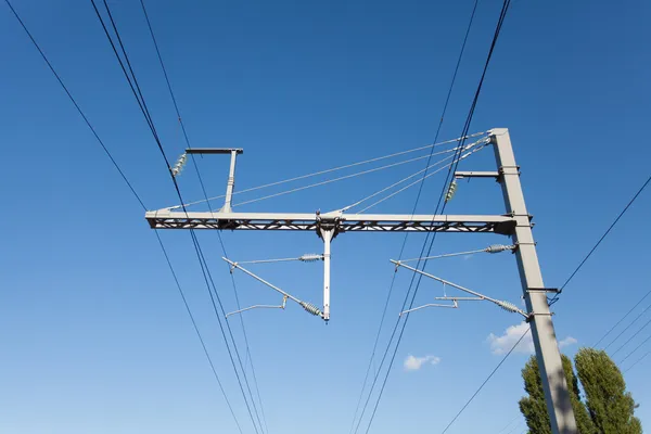 Caténaire du train et câbles de lignes électriques — Photo