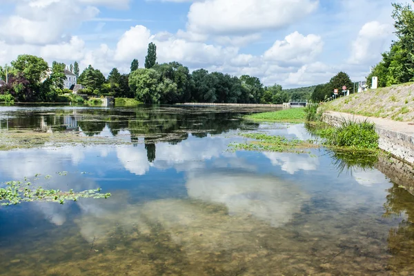 Dam met houten naalden in Frankrijk — Stockfoto