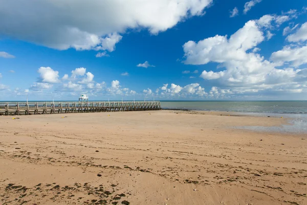 Pontón de embarcadero luc sur mer —  Fotos de Stock