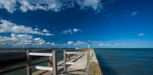 Ponton steiger en kanaal van grandcamp Normandië — Stockfoto