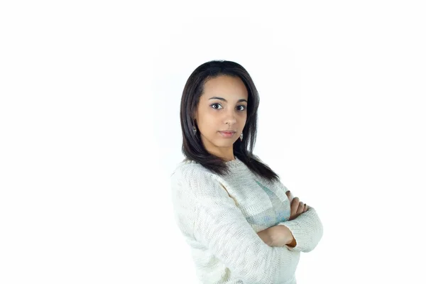 Sério bela jovem mulher no fundo branco — Fotografia de Stock