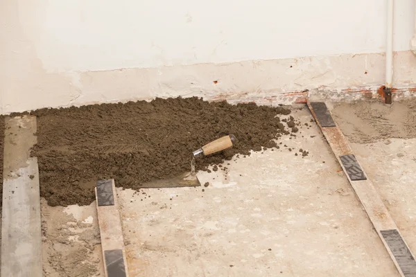 Çimento şap hazırlanıyor — Stok fotoğraf