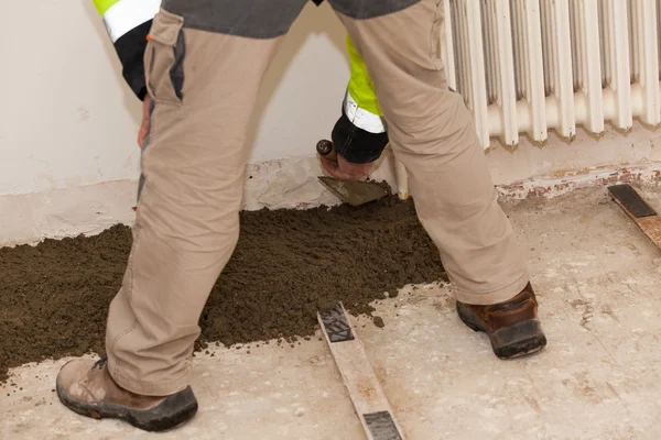 Maurer baut einen Zementestrich — Stockfoto