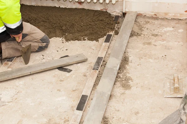 시멘트 길게 늘어 놓는 이야기를 구축 하는 메이슨 — 스톡 사진