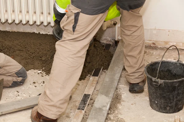 Mason building a cement screed — Stock Photo, Image