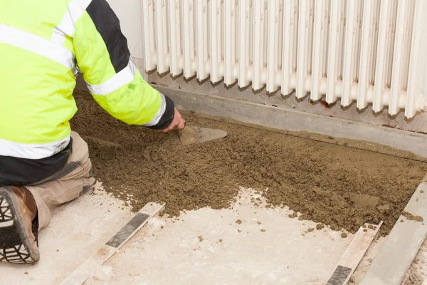 Mason bygga en cement avdragare — Stockfoto