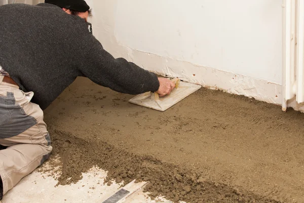 Mason smooth the cement screed — Stock Photo, Image