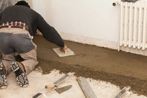 Mason smooth the cement screed — Stock Photo, Image