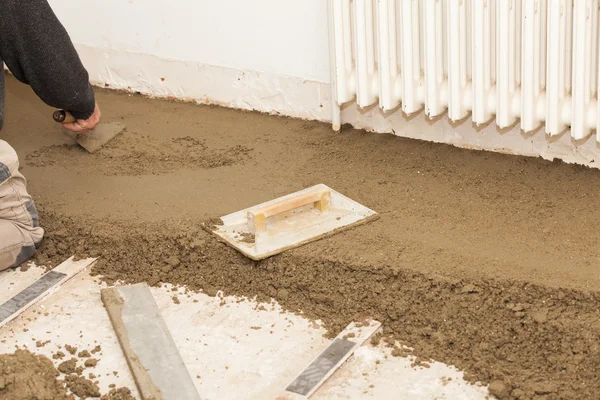 Albañil suavizar la regla de cemento — Foto de Stock