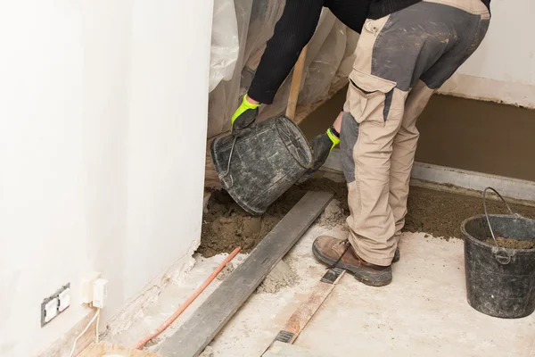 Mason building a cement screed — Stock Photo, Image