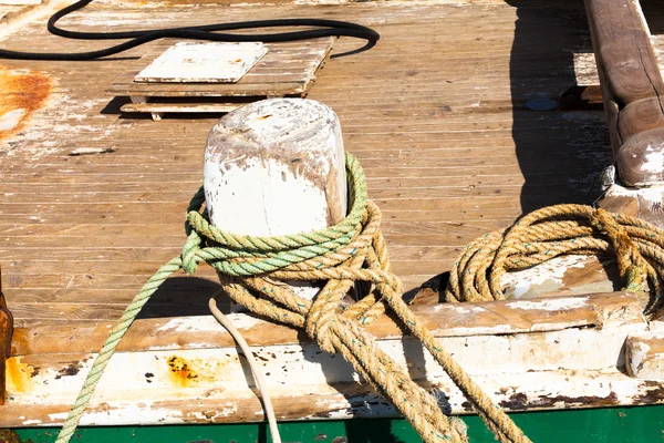 Bollard and mooring ropes — Stock Photo, Image