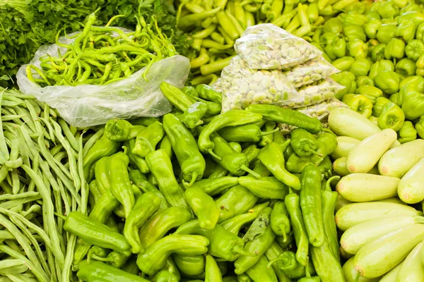 Barraca de legumes no mercado — Fotografia de Stock