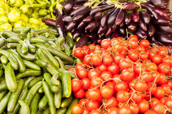 Puesto de verduras en el mercado — Foto de Stock