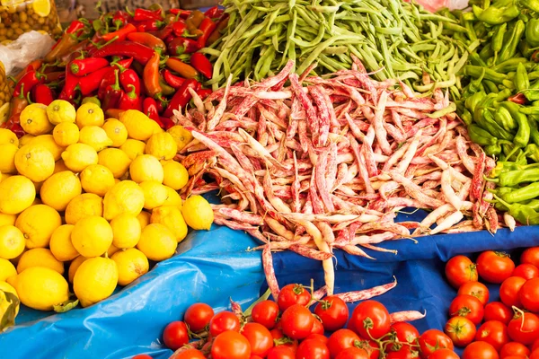 Овощной ларек на рынке — стоковое фото