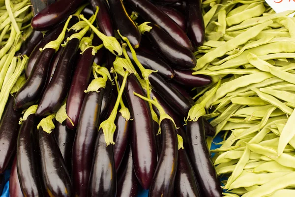 Puesto de verduras en el mercado —  Fotos de Stock