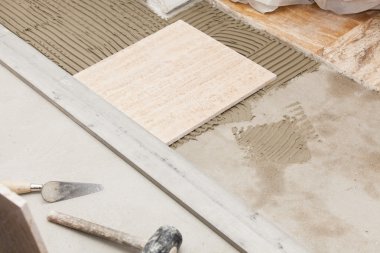 işçi 's araçları döşenir bir katta