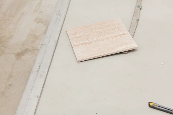 Workman's verktyg på ett golv som är att vara kaklat — Stockfoto