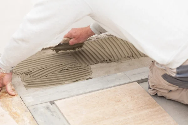 A tiler laying a tiled marble — Stock Photo, Image