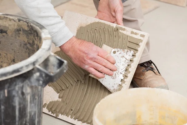 A tiler laying a tiled marble — Stock Photo, Image