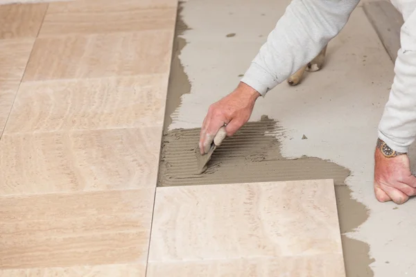 A tiler laying a tiled marble — Stock Photo, Image