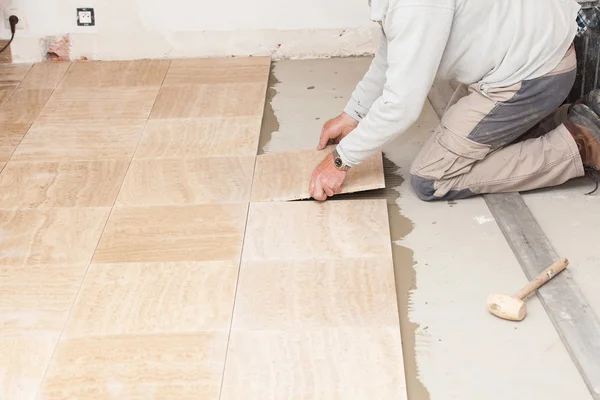 A tiler laying a tiled marble — Stock Photo, Image