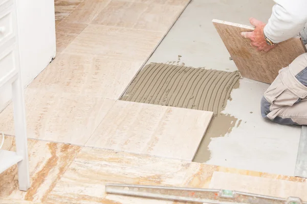 A tiler laying a tiled marble — Stock Photo, Image