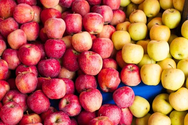 Affichage des pommes sur le marché — Photo