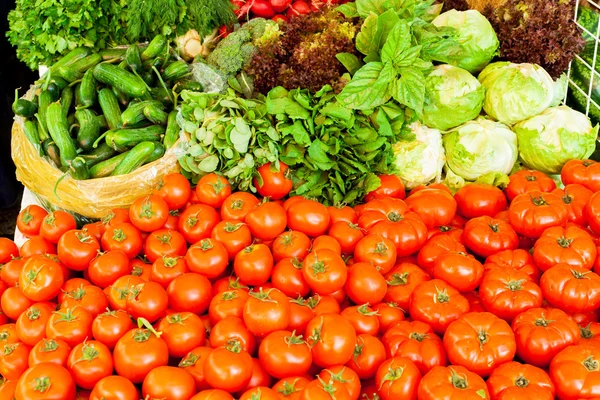 Puesto de verduras en el mercado — Foto de Stock