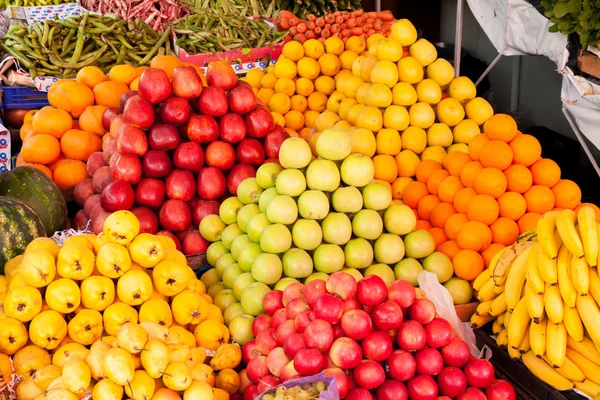 Exhibición de frutas en el mercado — Foto de Stock