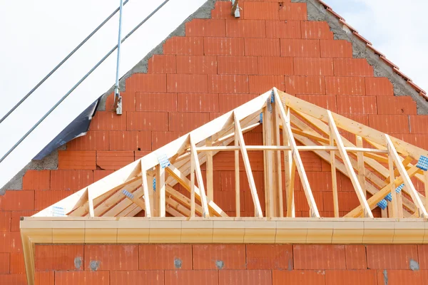 Casa de ladrillo en construcción — Foto de Stock