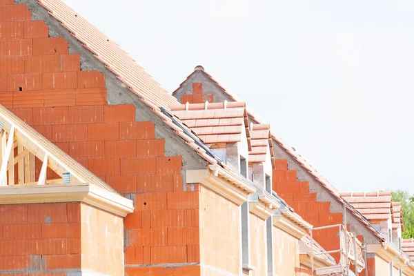 Casa de ladrillo en construcción — Foto de Stock