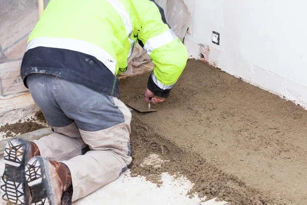 Mason smooth the cement screed — Stock Photo, Image